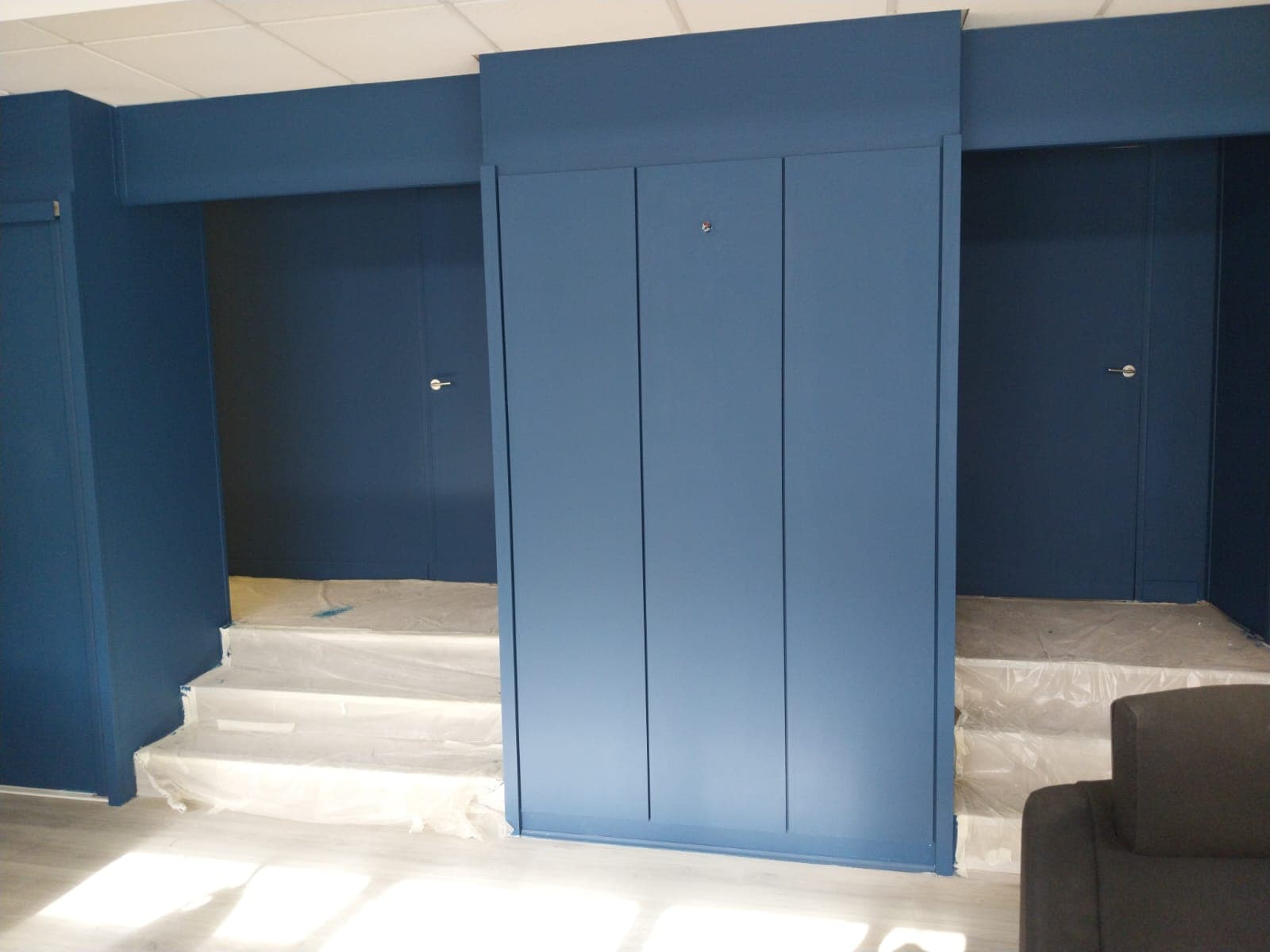 Chantier de peinture Manudeco : murs et portes peints en bleu