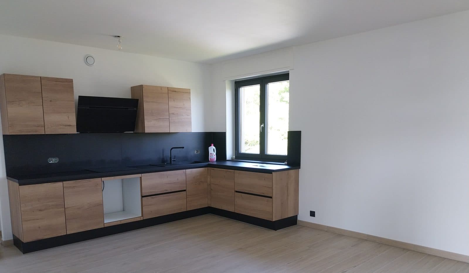 Cuisine entièrement remise en blanc, murs et plafond repeints